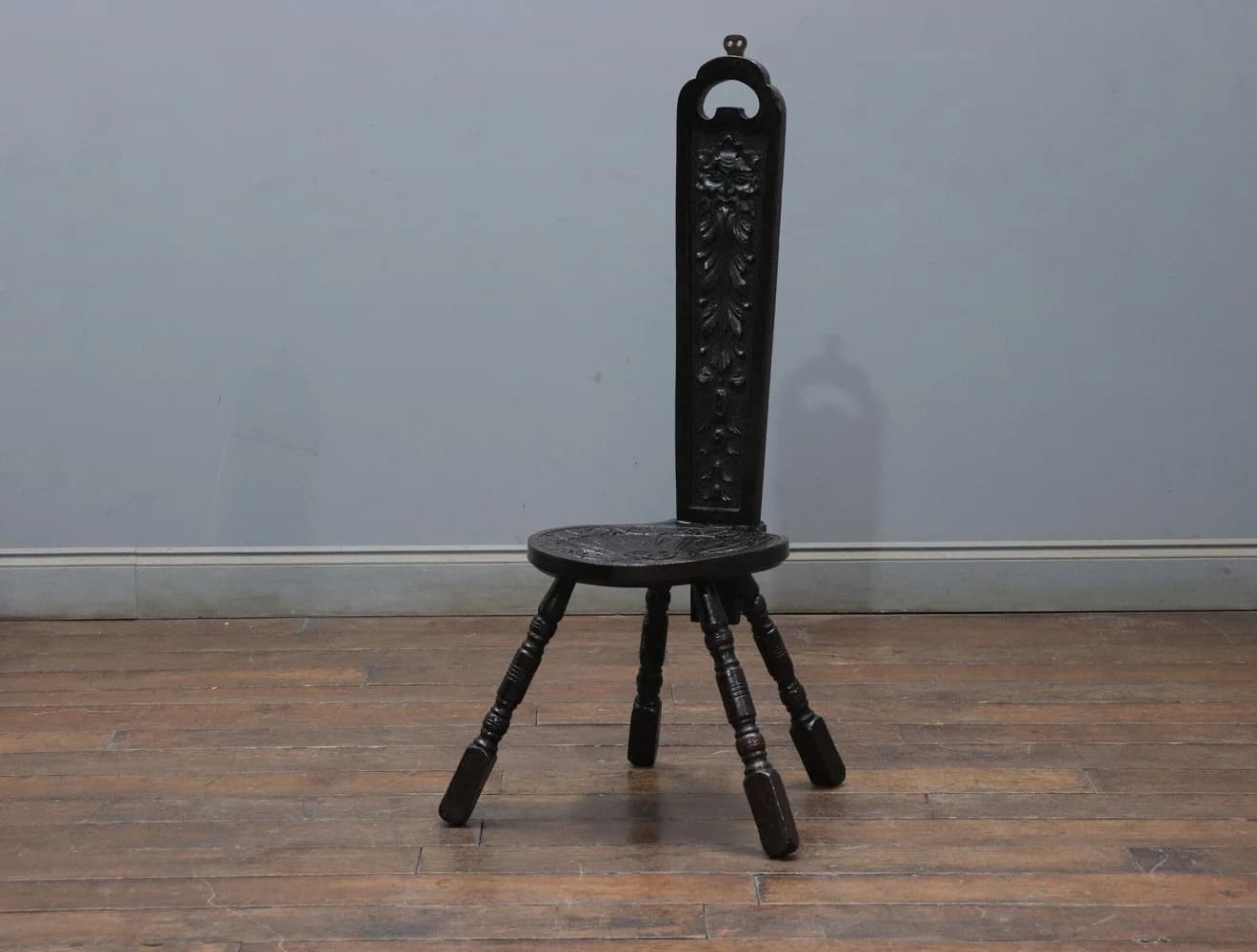 スピニングチェア|透かし彫りの背と丸座面 高さ95cm