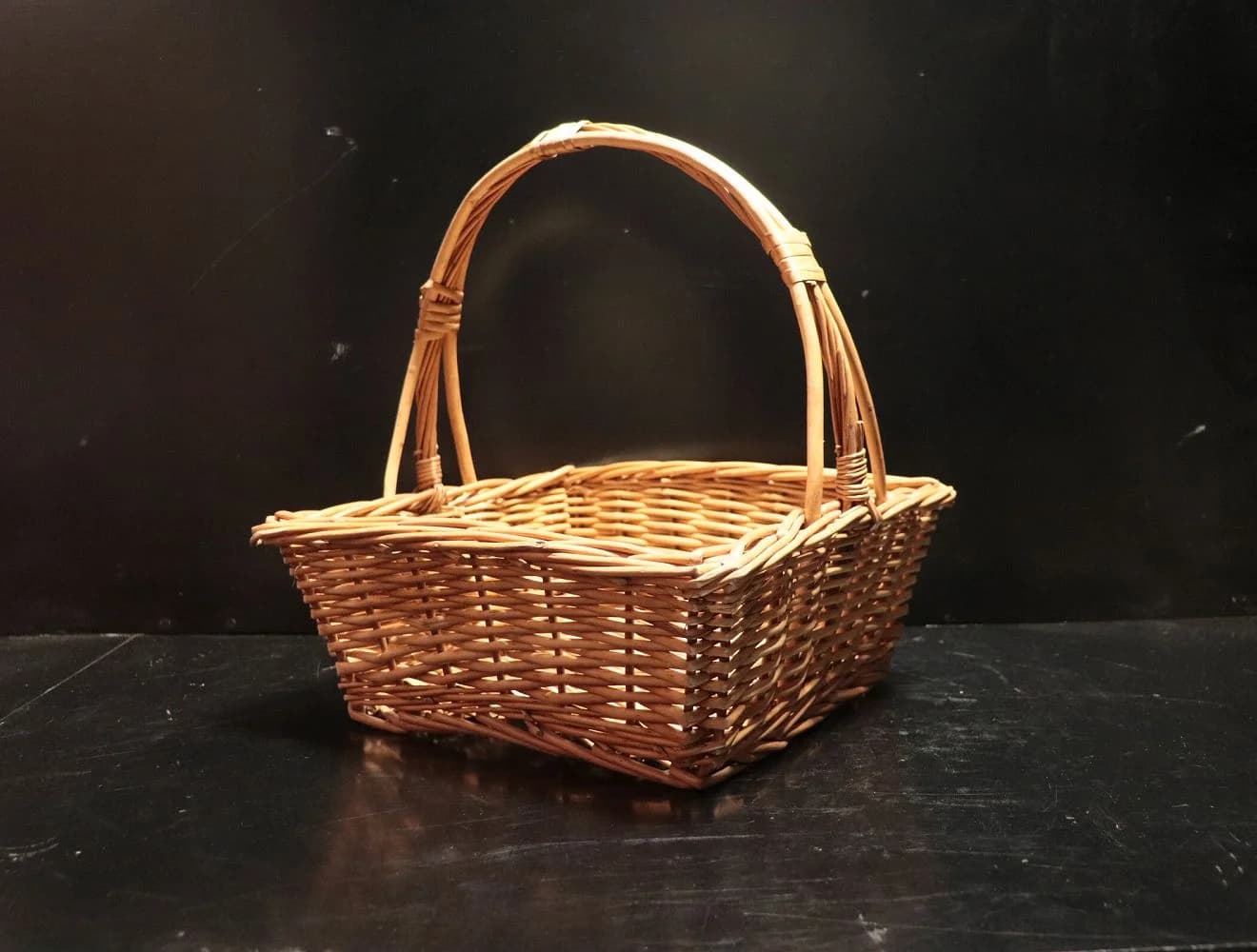 ウィッカーバスケット｜1970年代 手提げ付きの浅い角かご 33×36cm