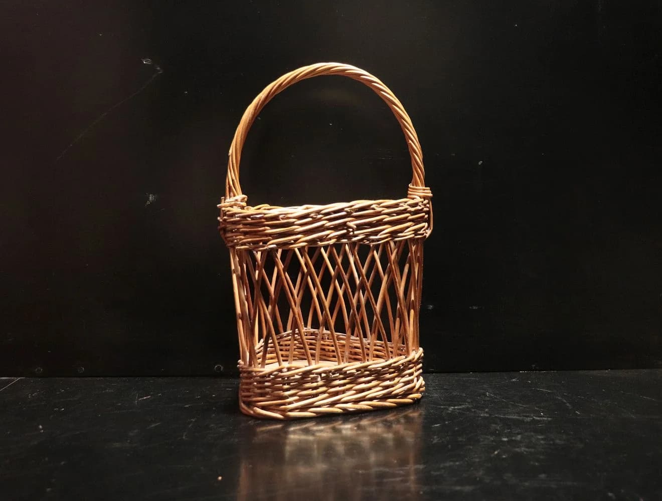 ウィッカーバスケット｜1970年代 透かし編みの三角かご 22×38cm