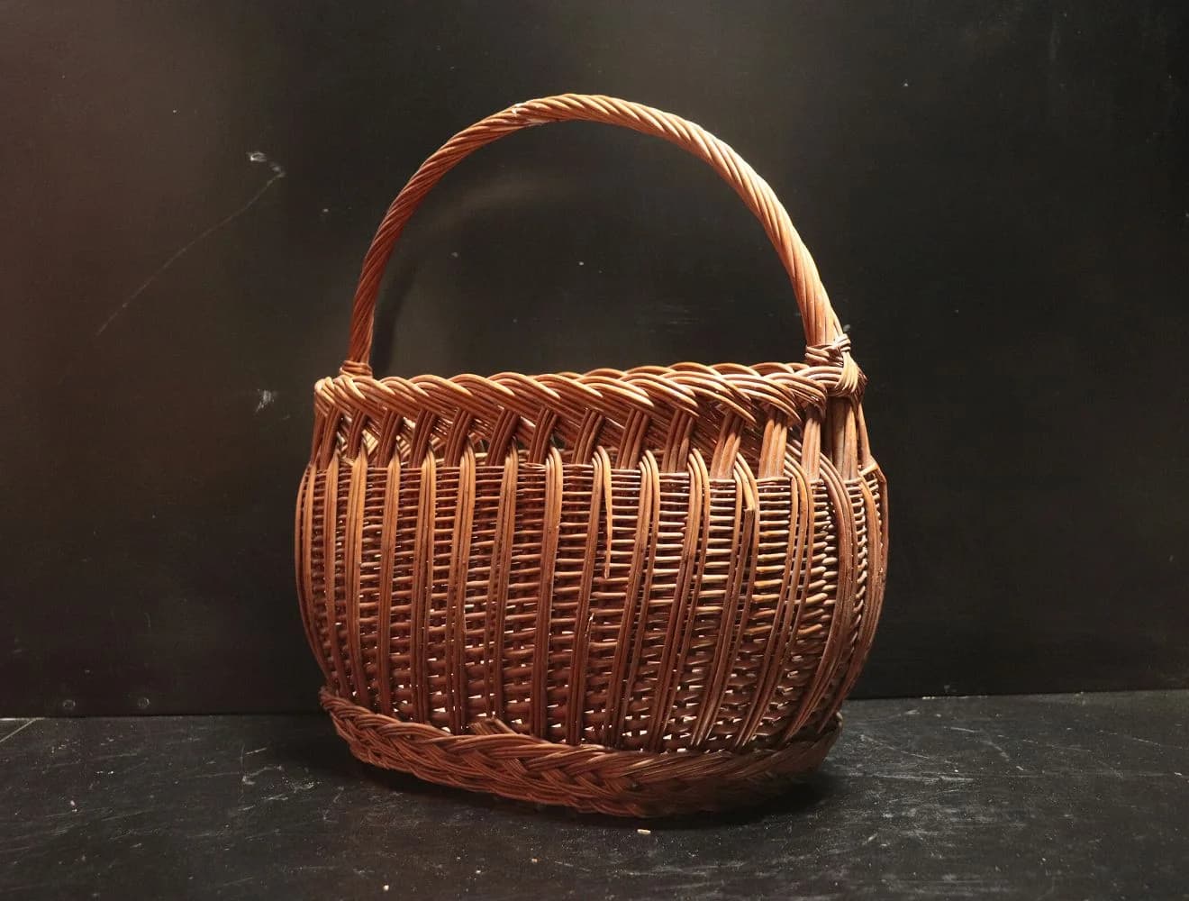 ウィッカーバスケット｜1970年代 太骨の編み分けと弓形の手提げ 40×41cm