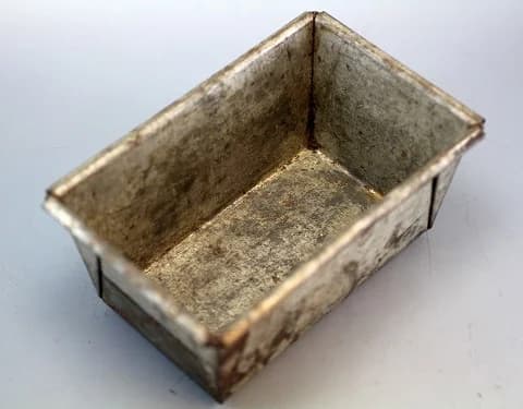 ベーキングパン｜1930年代 幅16.5cm・奥行11cm・高さ7.5cmの焼き色の残る型