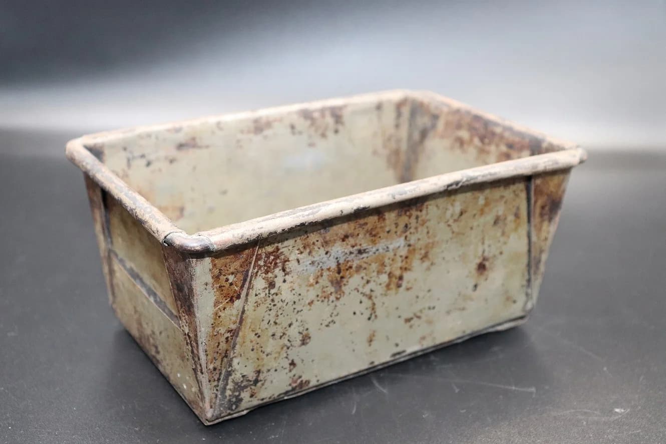ベーキングパン｜1930年代 幅20cm・奥行13.5cm・高さ8.7cmの錆の景色が濃い型