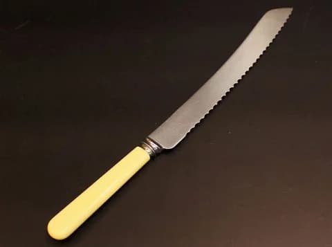 ブレッドナイフ｜クリームイエローの柄 31.5cm 波刃