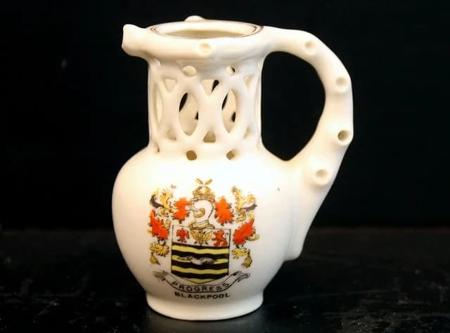 フラワーベース｜セラミック・1950年代 BLACKPOOL の紋章と透かし彫り 7cm
