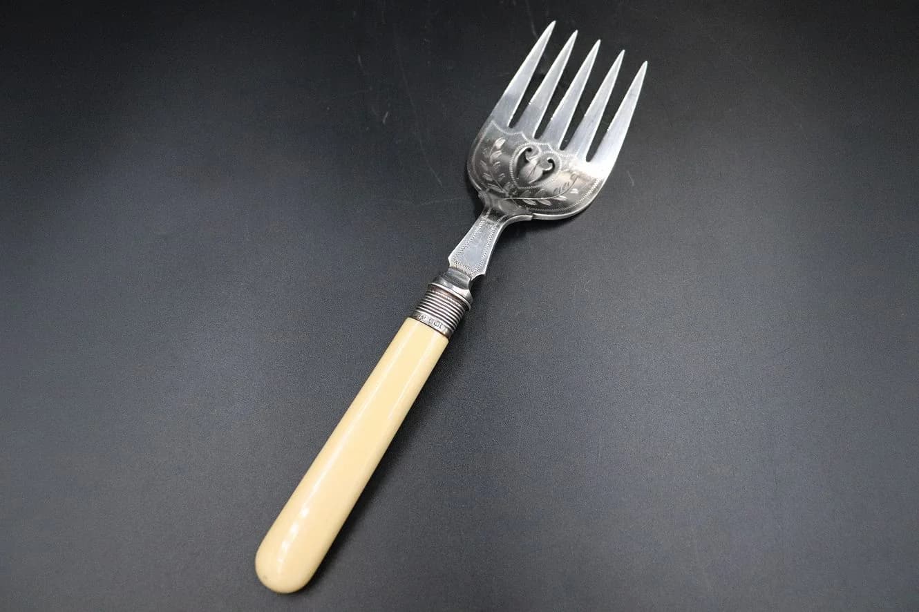 フィッシュサーバーフォーク｜レリーフと透かし彫りの22.5cm