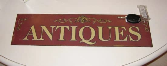 アンティークサイン｜メタル 赤地に金文字の「ANTIQUES」 49×12cm