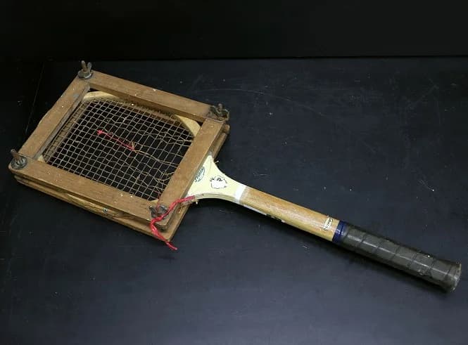 テニスラケット｜木製・1950年代 木の型クランプ付き 68.5cm