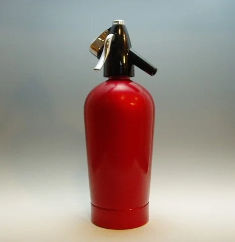 ソーダサイフォン｜1970年代 鮮やかな赤の胴 高さ30cm