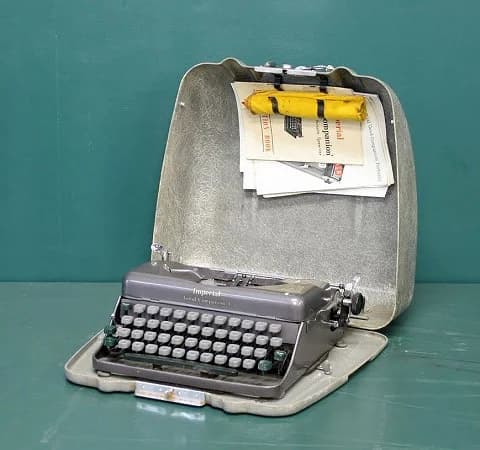 タイプライター|1930年代 ケース付きのポータブル Imperial(インペリアル)