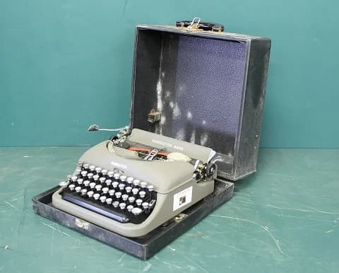 タイプライター｜1930年代 黒いケース付きのポータブル Remington Rand（レミントンランド）
