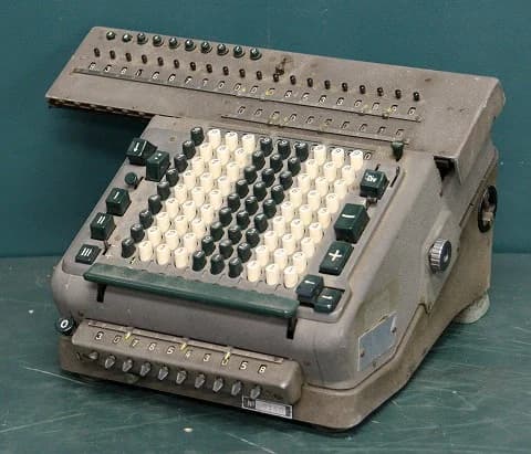 計算機｜1930年代 緑と白のキーが並ぶ機械式 36cm