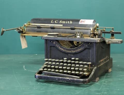 タイプライター|1930年代 黒いオープンフレーム L C Smith