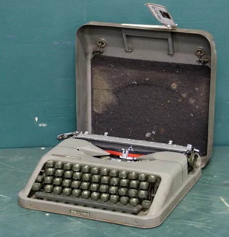 タイプライター｜1930年代 緑のキーの薄型ポータブル 29cm