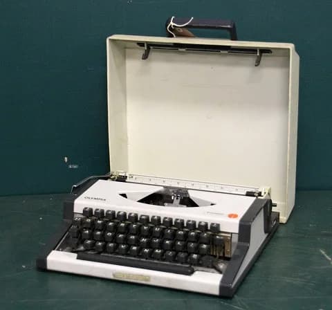 タイプライター｜1930年代 白いケース付きポータブル 32cm