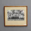 フォト｜オーク材・1930年代 大人数の集合写真 37×32.5cm
