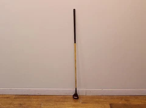 ゴルフクラブ｜1930年代 木製シャフトと黒いヘッド 108cm