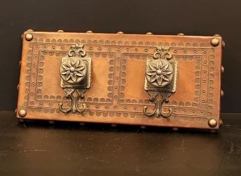 レザーウォールフック|1930年代 鋲打ちの二連フック 47×21.5cm
