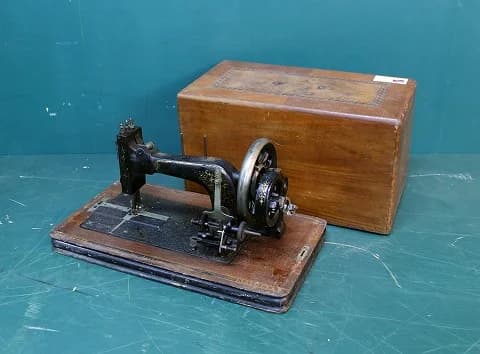 ミシン｜1930年代 角い木箱と濃色の台座 48.5cm