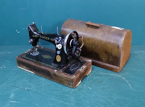 ミシン｜1930年代 蒲鉾形の木製カバー付き SINGER（シンガー）