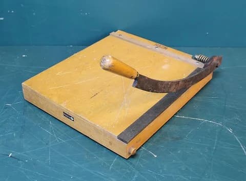 ファブリックカッター|1930年代 白木の台とカーブ刃 40×59cm