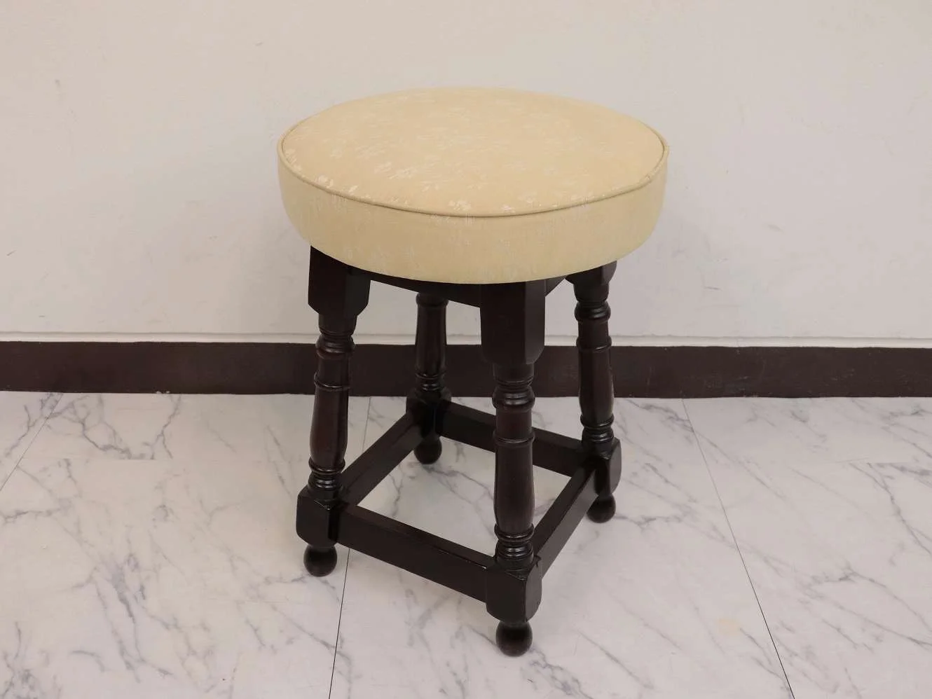 パブスツール｜オーク材・1970年代 ターンドレッグの張り座面 高さ50cm