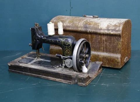 ミシン｜1930年代 糸巻き付きの手回し式 41cm