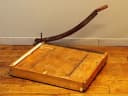 レザーギルティ｜1930年代 革を裁つ長刃の裁断機 60×87cm