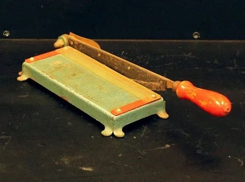 ペーパーカッター｜1930年代 緑の台と赤い柄の小型 29.5cm