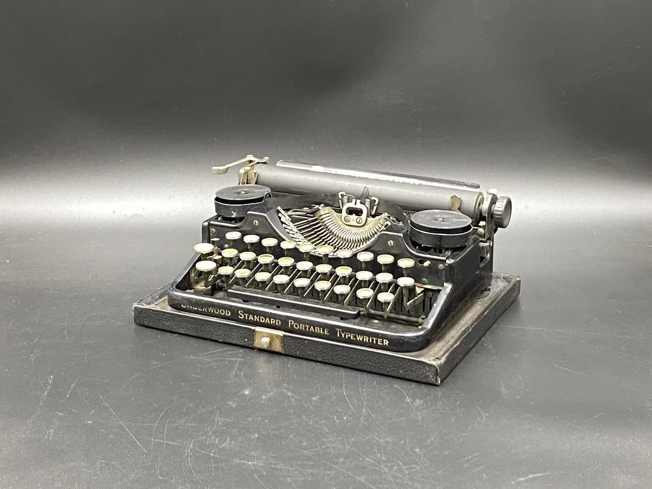 タイプライター｜1930年代 机上型の黒い小型 Underwood（アンダーウッド）