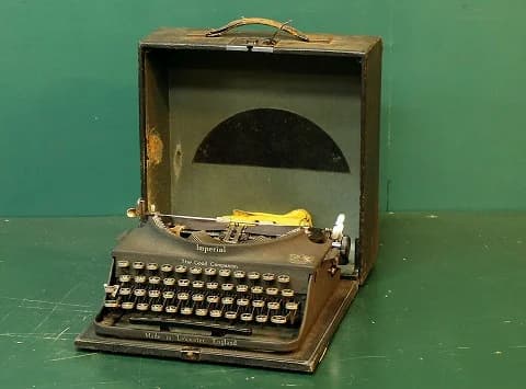タイプライター｜1930年代 ロゴの残る黒い本体 Imperial（インペリアル）