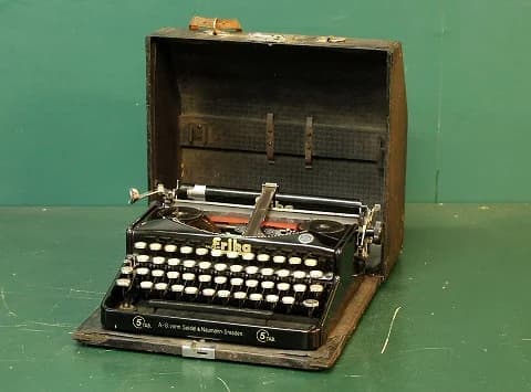 タイプライター｜1930年代 木製ケース付きの黒い機体 daro Erika（ダロ・エリカ）