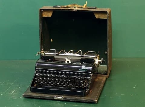 タイプライター｜1930年代 白い丸キーの黒い機体 33cm