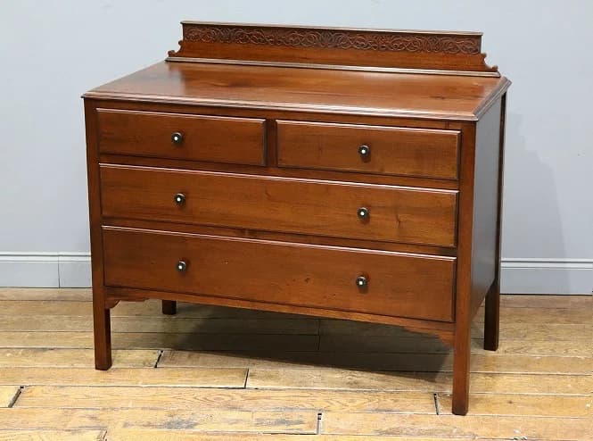 チェスト｜マホガニー材・1930年代 クラシカルな装飾とシンプルなノブがモダンな収納家具