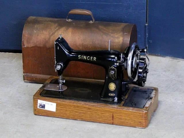 ミシン｜1930年代 黒地に金字の社名 SINGER（シンガー）
