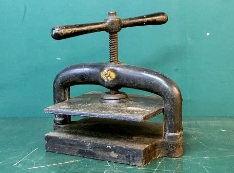 ブックプレス|アイアン・1930年代 C字フレームの圧締機 高さ38cm
