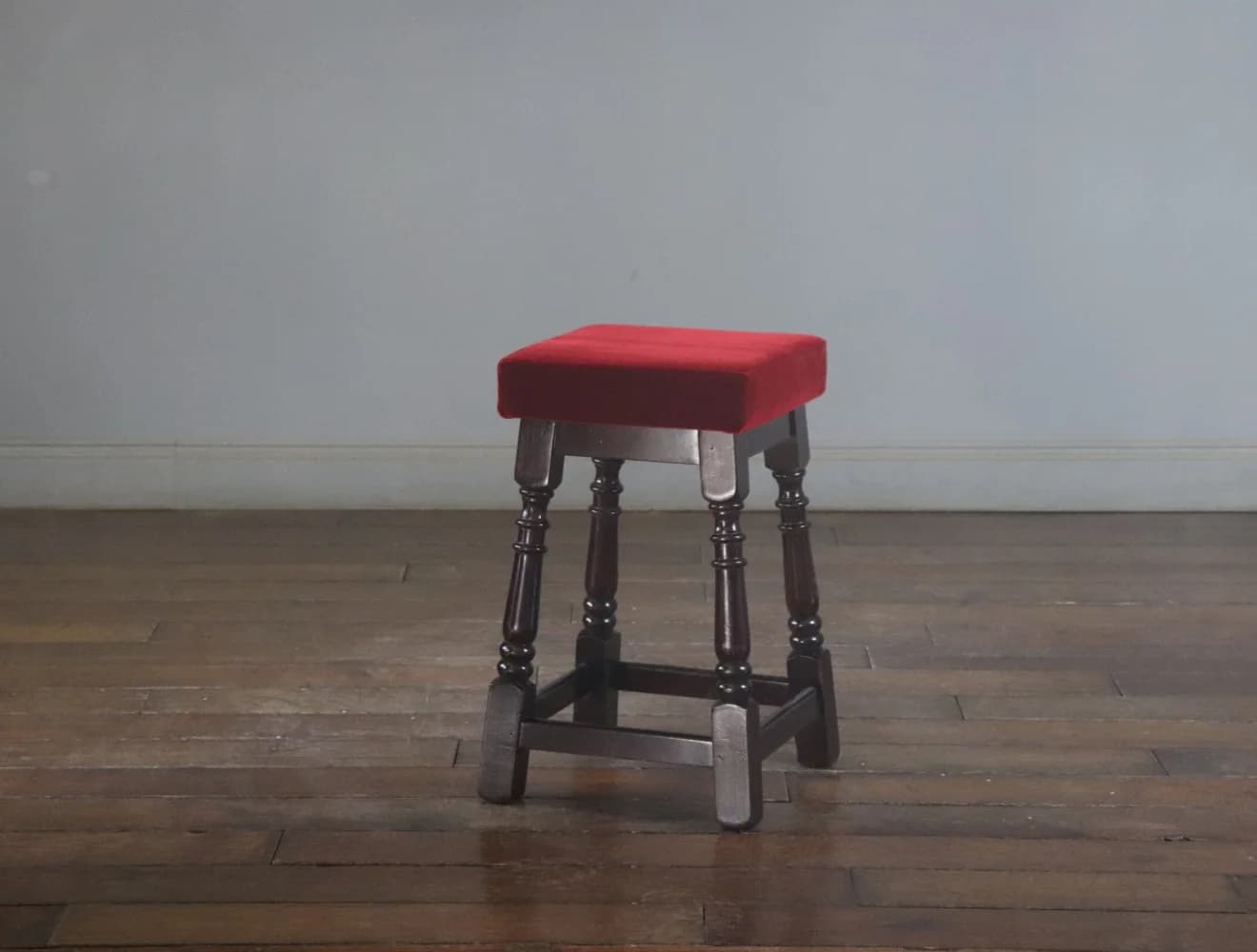 パブスツール|ビーチ材・1930年代 赤い角座面 高さ53cm