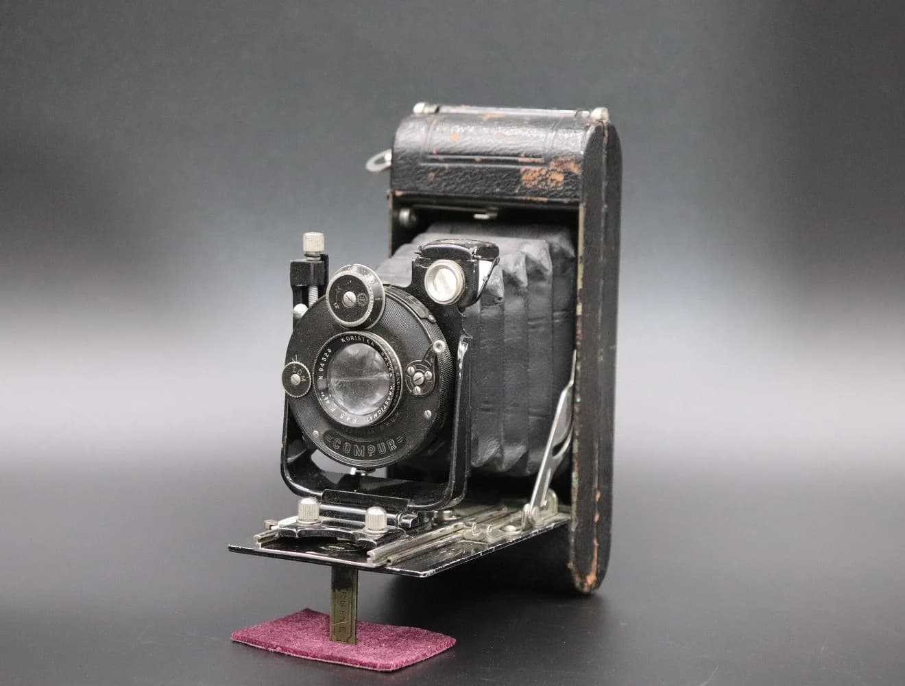 カメラ｜1930年代 丸レンズの蛇腹式 16.5cm 幅16.5cm・奥行3.2cm・高さ8.5cm。