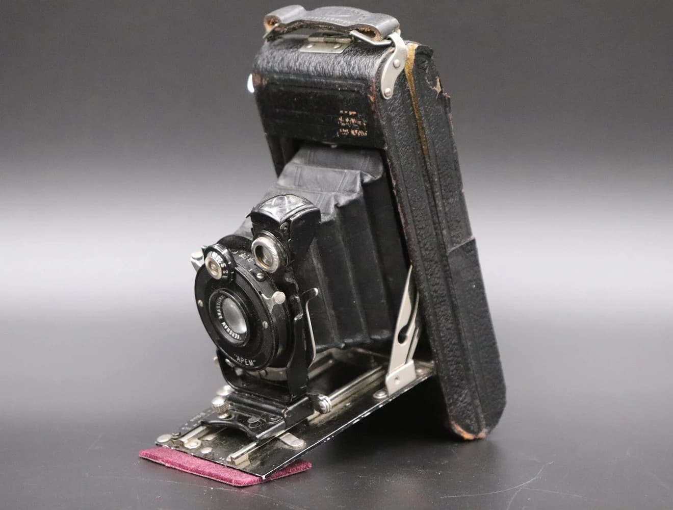 カメラ｜1930年代 革ケース付きの蛇腹式 18cm 幅18cm・奥行3.5cm・高さ8.5cm。