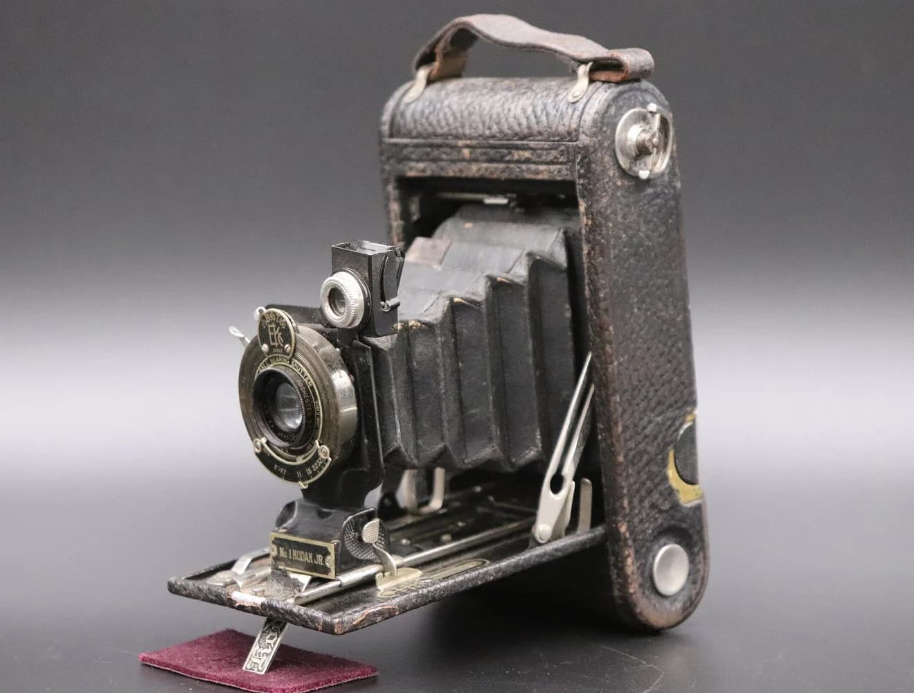 カメラ｜1930年代 大型の蛇腹式 18cm 幅18cm・奥行4cm・高さ11cm。