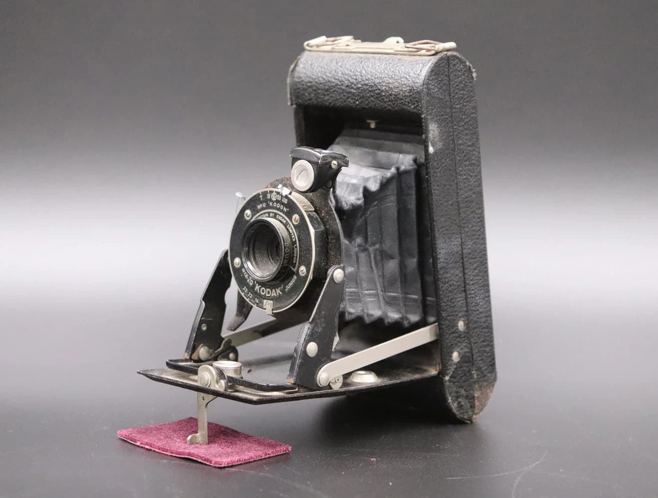 カメラ|1930年代 小型の蛇腹式 16cm 幅16cm・奥行3.3cm・高さ7.5cm。