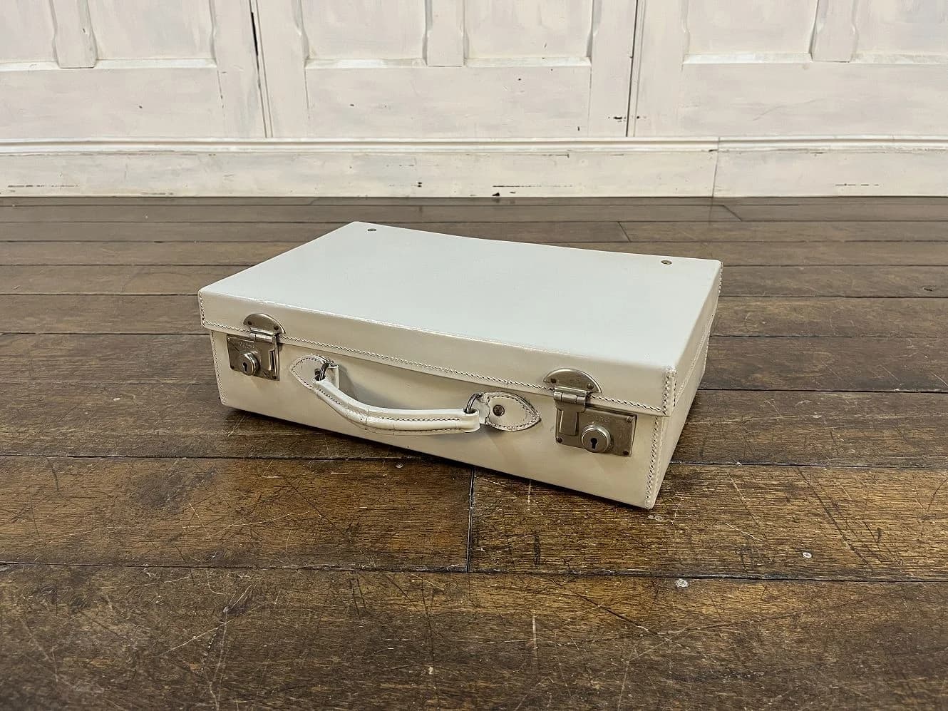 トランク｜1930年代 白いレザーの薄型 40×28cm
