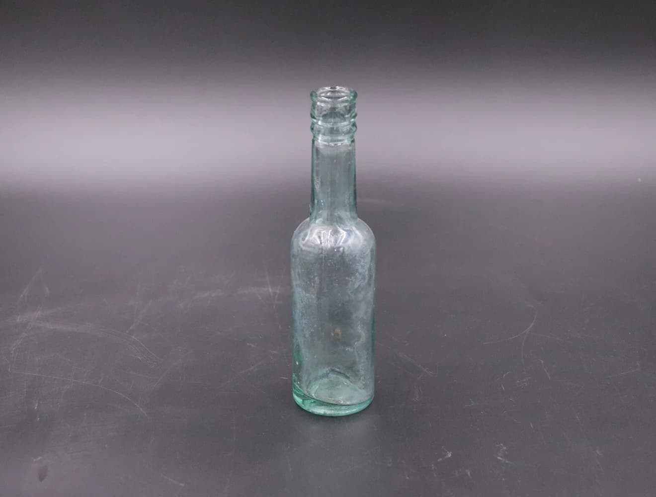 アンティークボトル｜ガラス・1970年代 淡い青緑の細口瓶 21cm