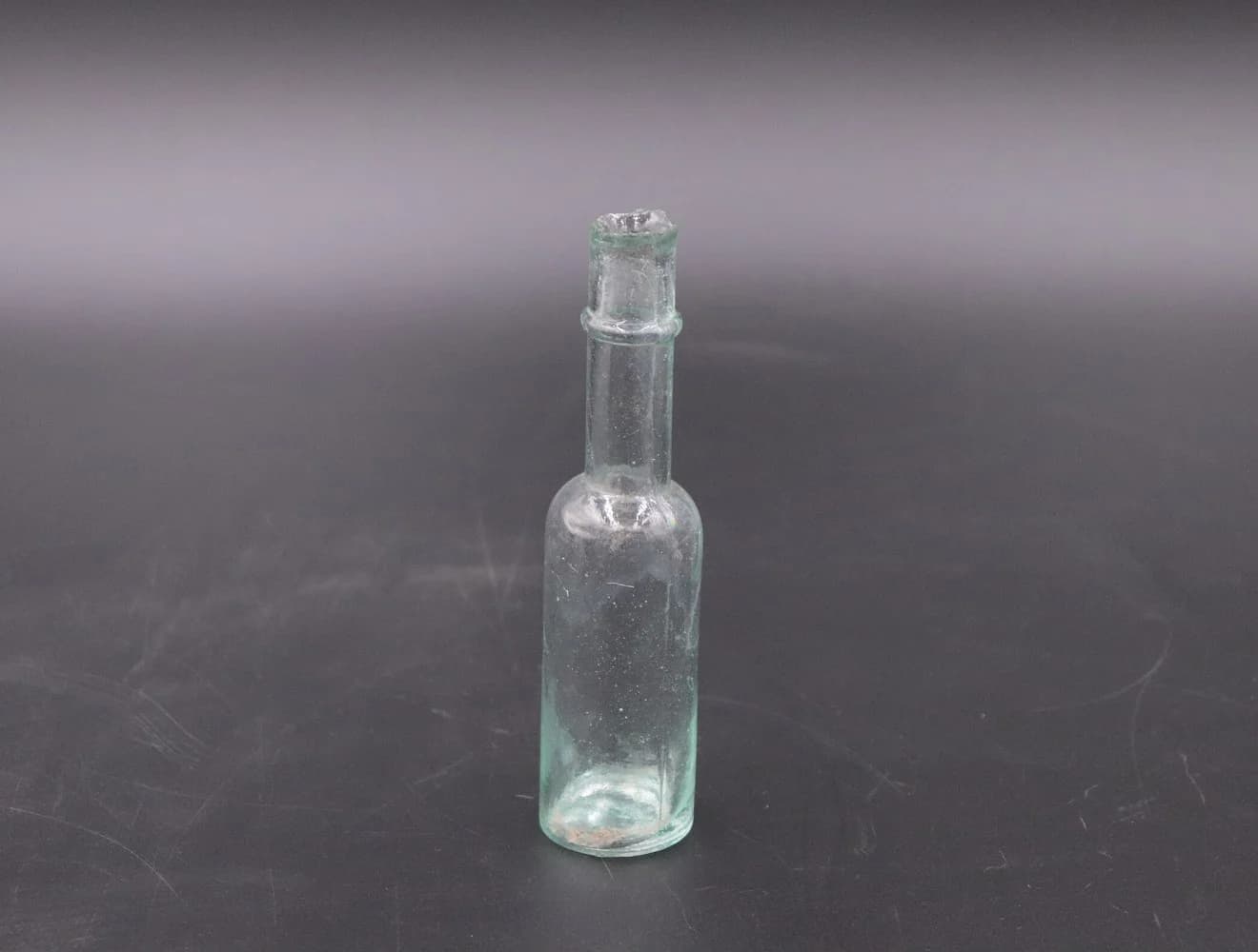 アンティークボトル｜ガラス・1970年代 淡い青緑の細口瓶 5cm