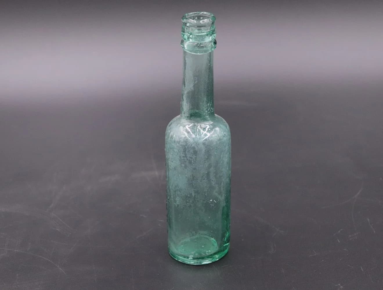 アンティークボトル|ガラス・1970年代 濃い緑の中瓶 19cm