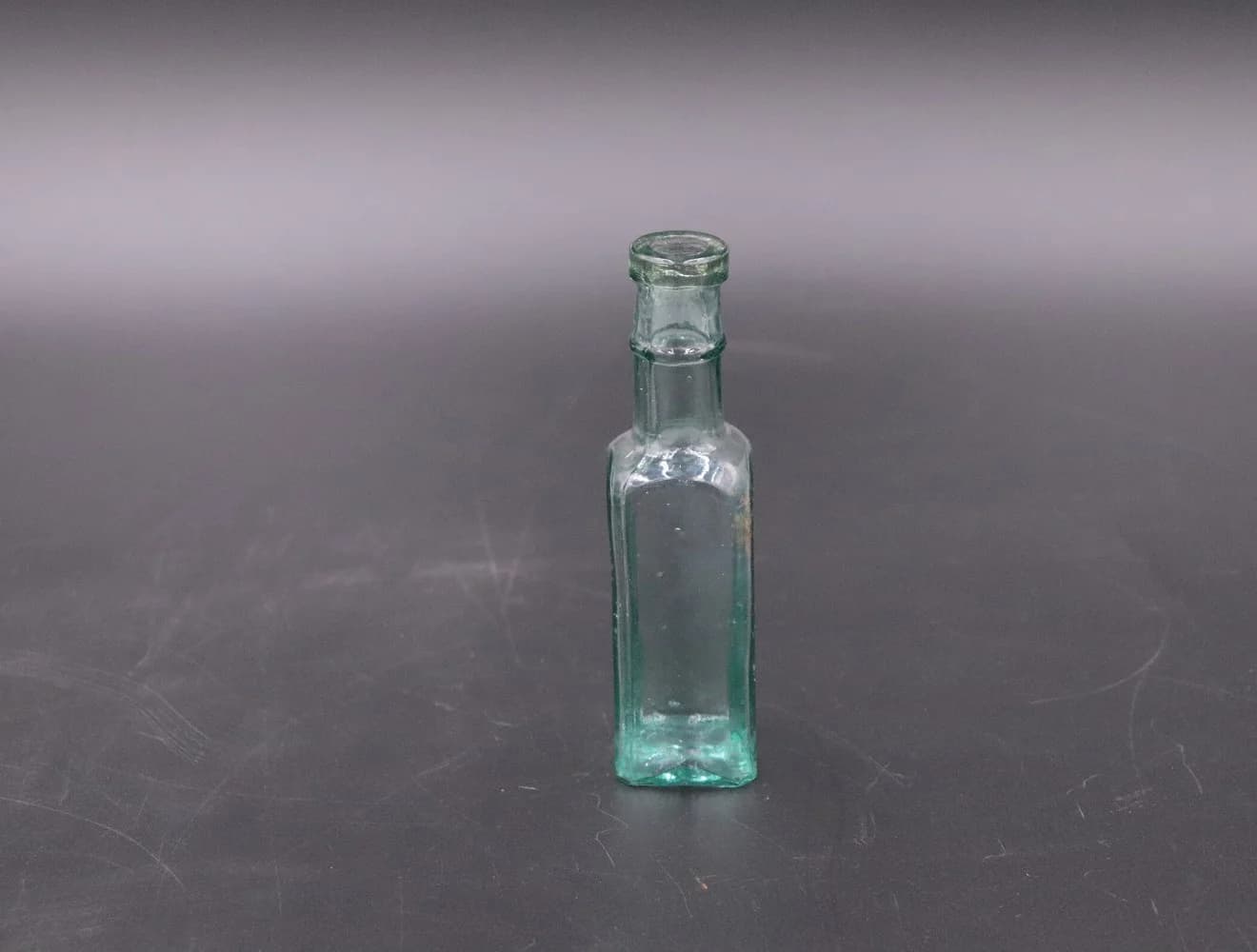アンティークボトル｜ガラス・1970年代 緑の小瓶 13.3cm
