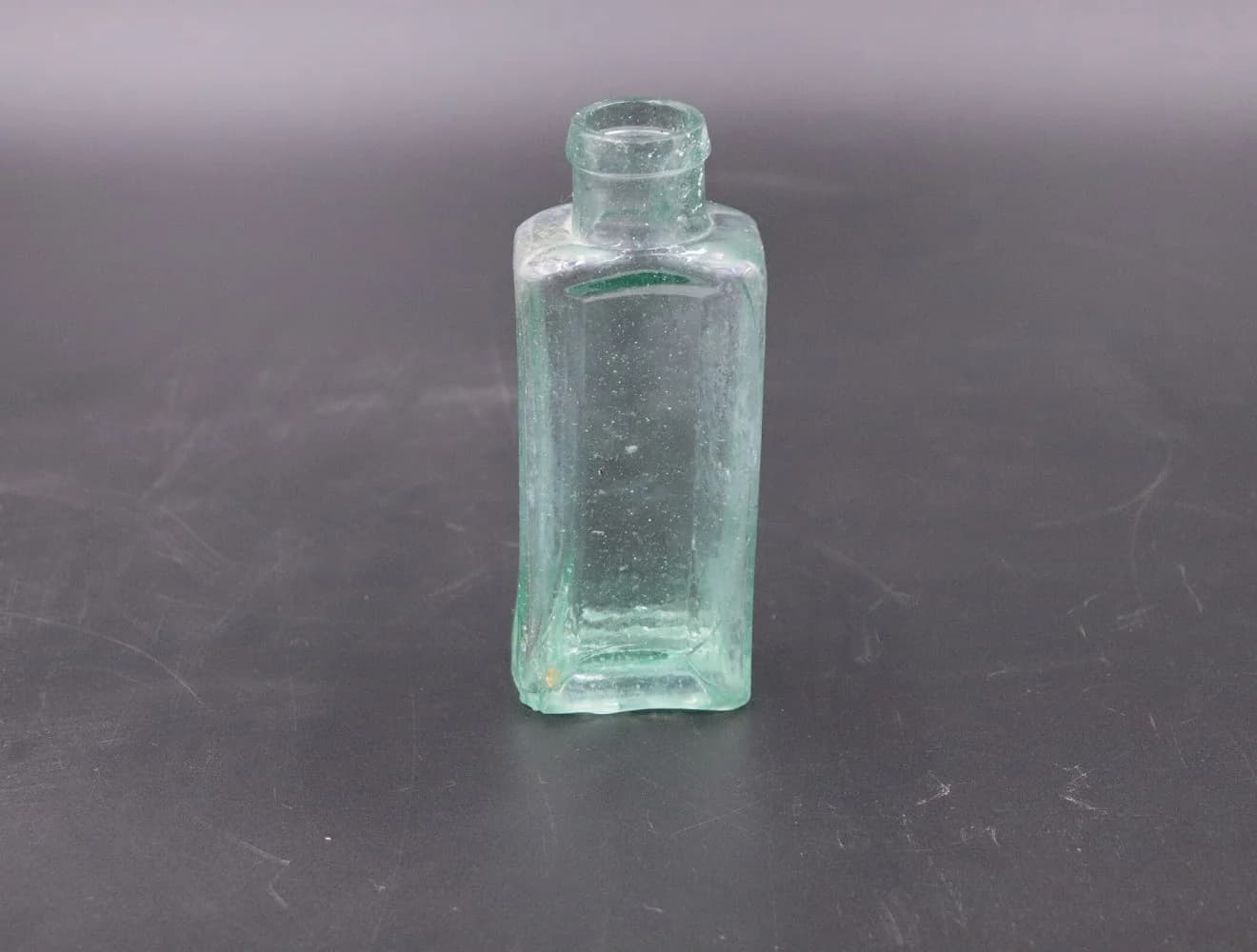 アンティークボトル|ガラス・1970年代 淡い青緑の角瓶 14cm
