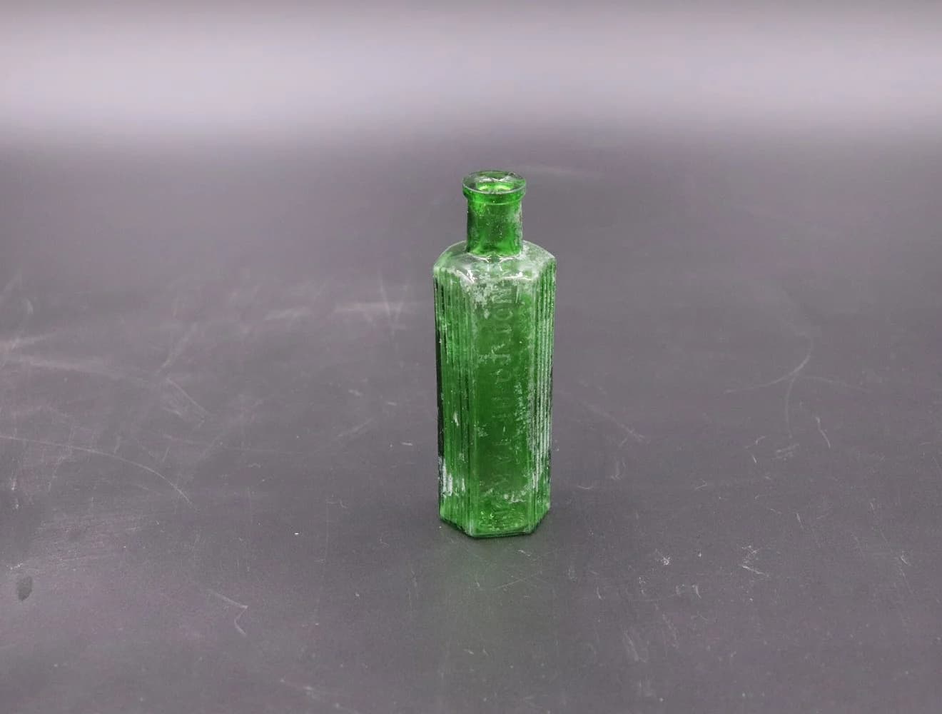 アンティークボトル｜ガラス・1970年代 鮮やかな緑の角瓶 13cm