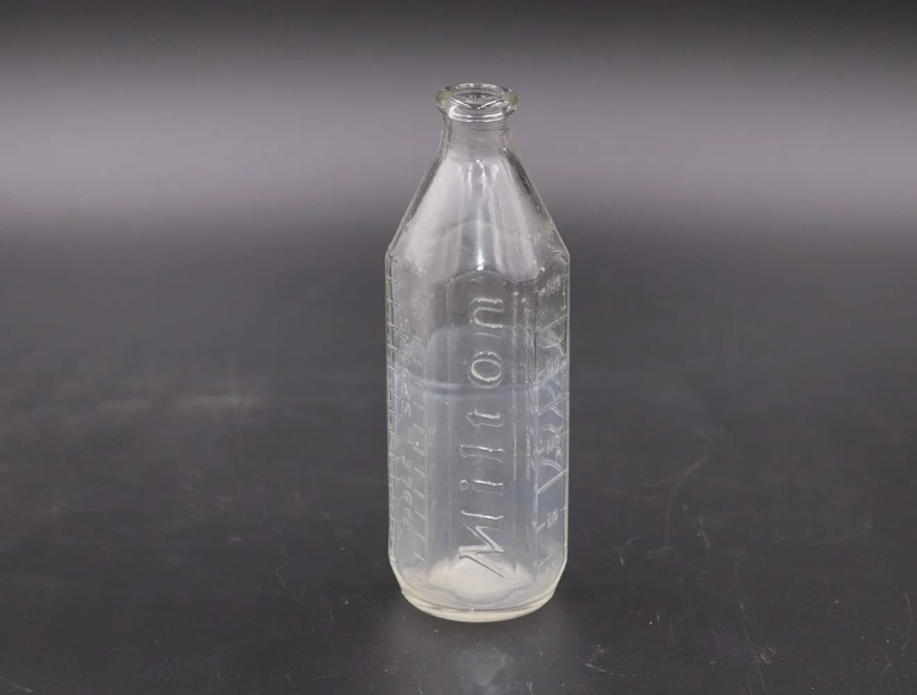 アンティークボトル|ガラス・1970年代 浮き文字の入った細長い瓶 16.5cm