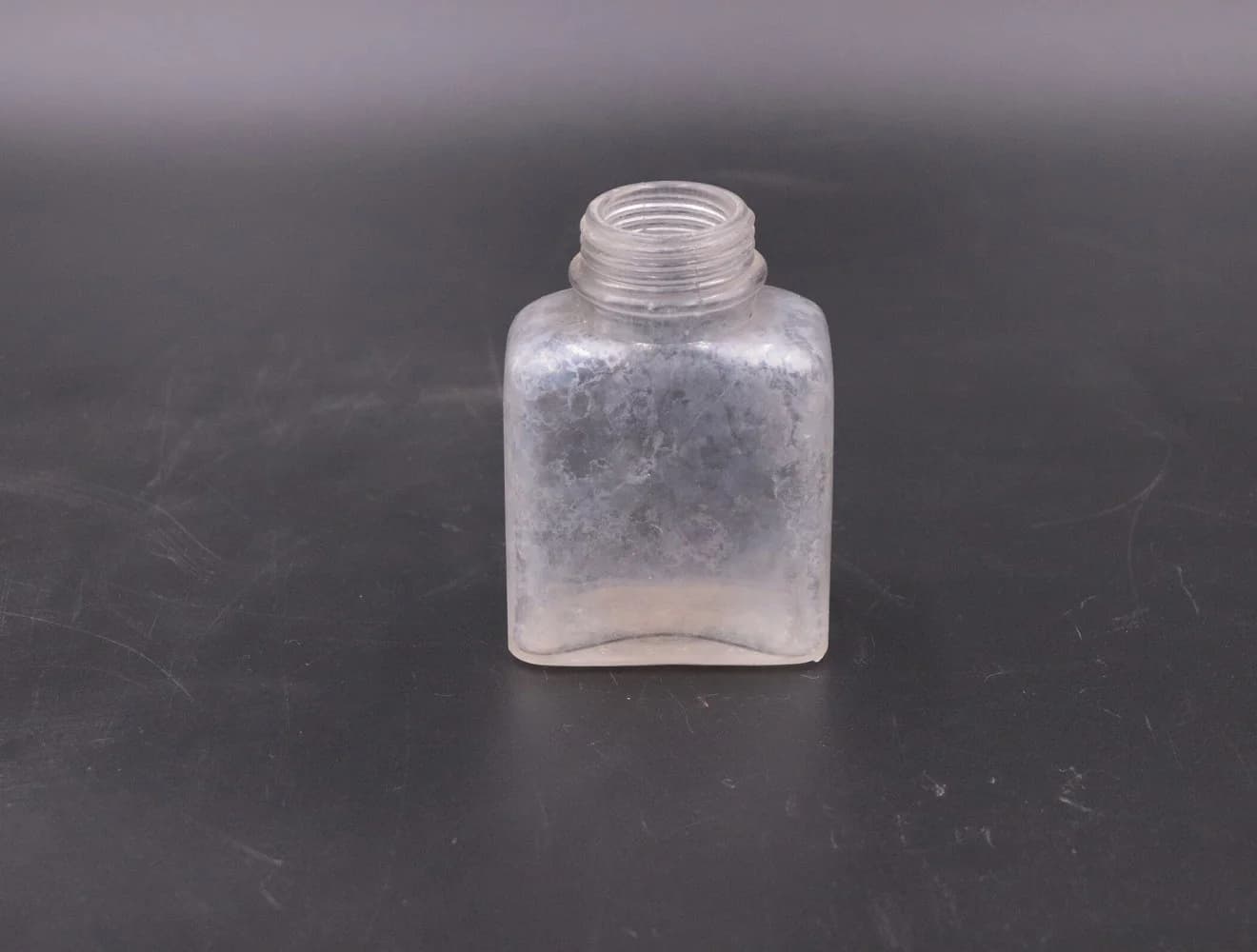 アンティークボトル｜ガラス・1970年代 白く曇った広口の角瓶 10.8cm