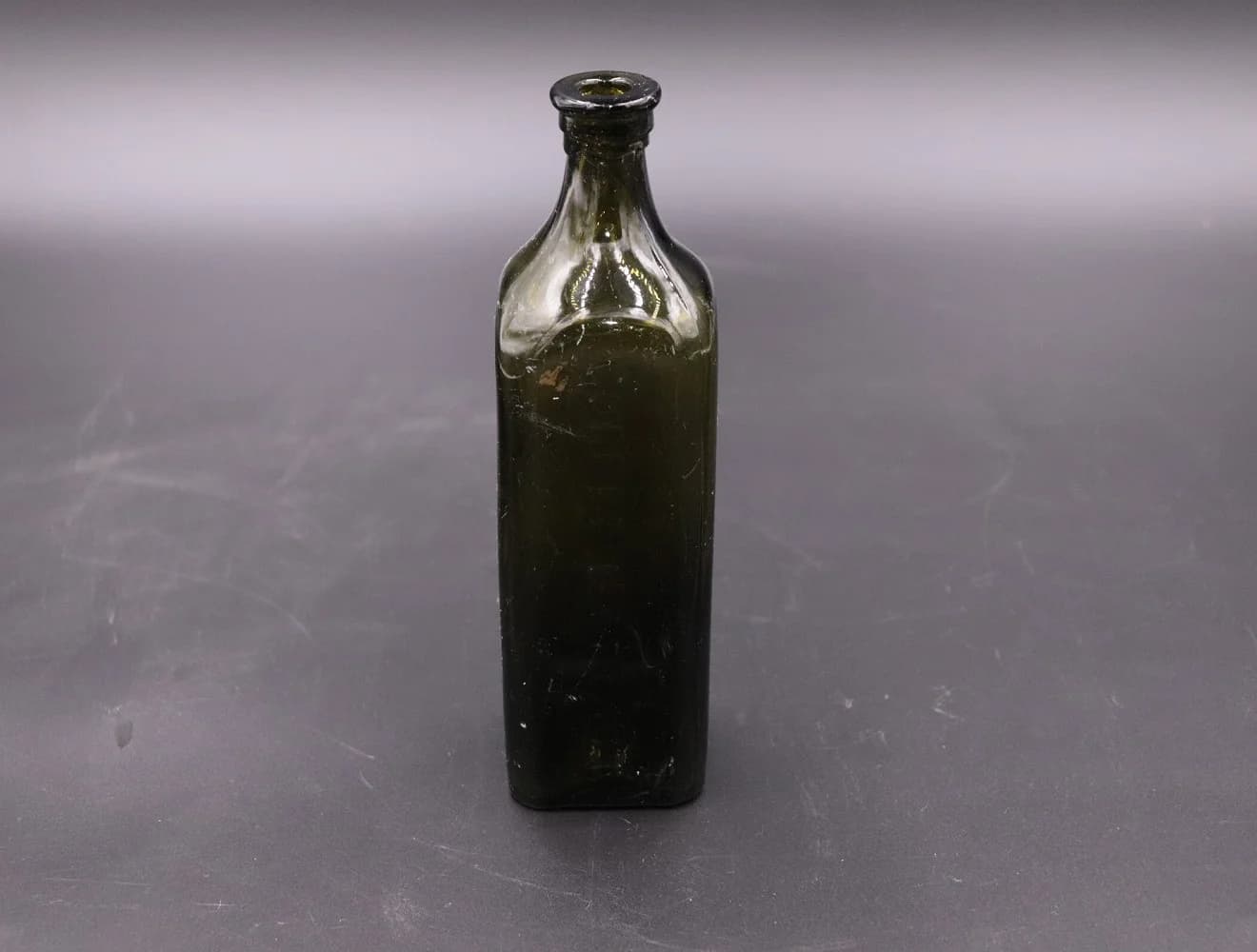 アンティークボトル|ガラス・1970年代 オリーブ色の角瓶 20.5cm
